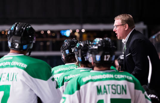 Rögles tränare Magnus Bogren manar på sina spelare