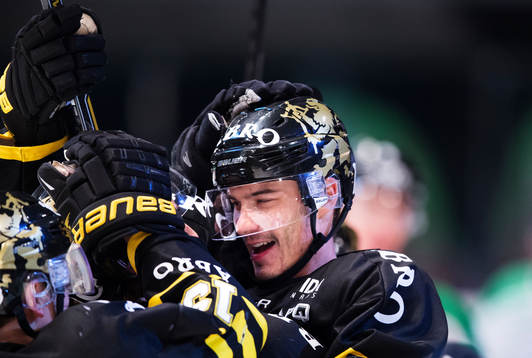 s Ziga Pavlin jublar med lagkamrater