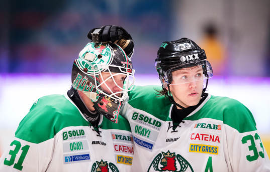Rögles målvakt Lars Volden och Niklas Hansson jublar