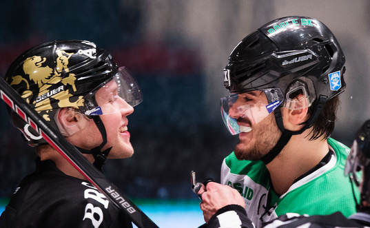s Christopher Bengtsson och Rögles Almen Bibic flinar mot