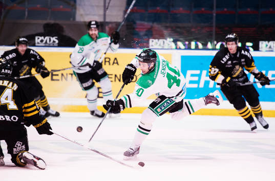 Rögles Jesper Jensen skjuter ett skott
