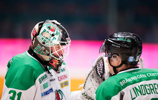 Rögles målvakt Lars Volden och Viktor Lindgren  jublar