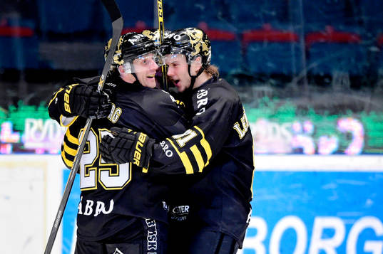 s Conny Strömberg (tv) jublar med lagkamraterna