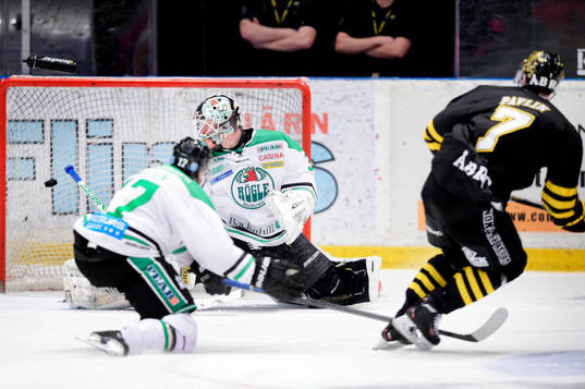 s Ziga Pavlin skjuter in 2-0 bakom Rögles målvakt Lars