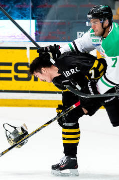 s Ziga Pavlin och Rögles Andre Deveaux i en närkamp