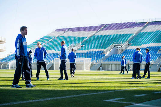 Dynamo Moskvas spelare känner på Estadio Algarves plan