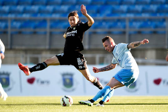 IFK Göteborgs Lasse Vibe försöker täcka