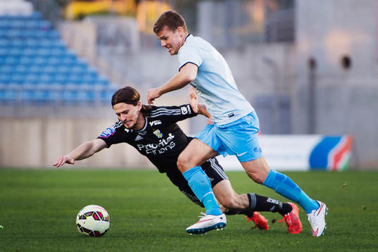 IFK Göteborgs Lasse Vibe faller i en duell mot Dynamo