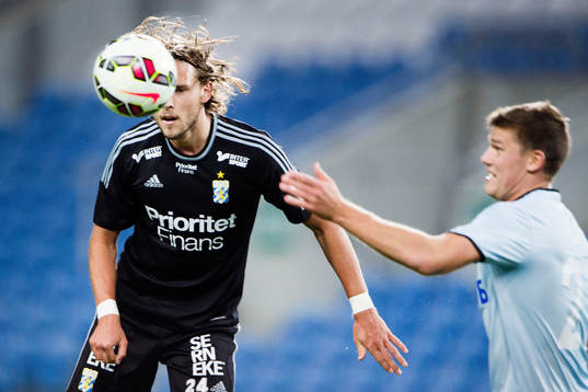 IFK Göteborgs Tom Pettersson vinner en nickduell framför