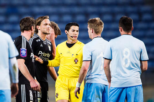 IFK Göteborgs Tom Pettersson hamnar i en diskussion med