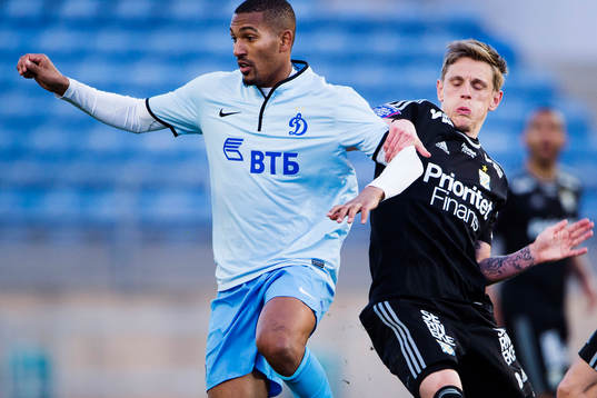 IFK Göteborgs Sören Rieks rycker i Dynamo Moskvas William