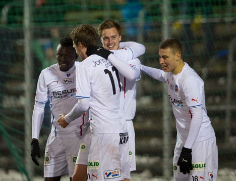 Helsingborgs Anton Kinnander kramas om av Lalawélé