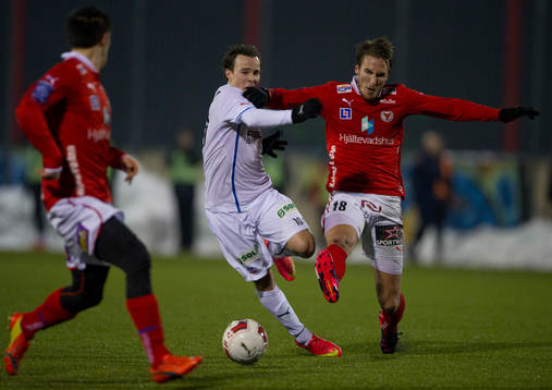 Helsingborgs Anton Wede brottas mot Kalmars Tor Öivind
