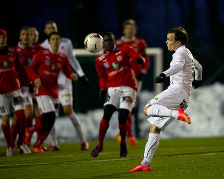 Helsingborgs Anton Wede laddar för skott