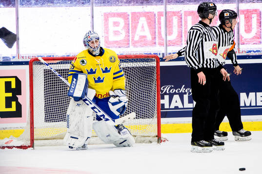 Sveriges målvakt Oscar Alsenfelt deppar