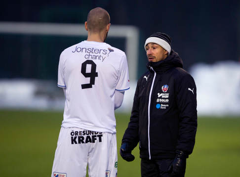 Helsingborgs tränare Henrik Larsson samtalar med Robin