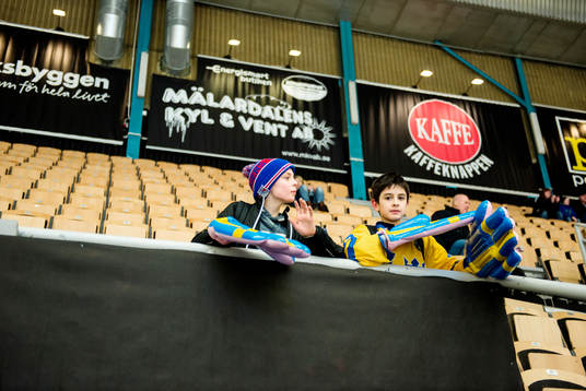 Publiken lämnar arenan sedan matchen brutits pga dålig is