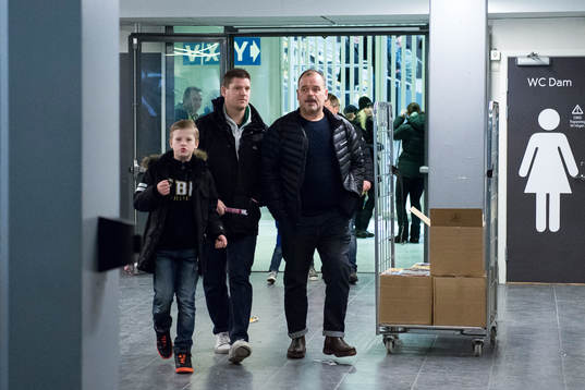 Publiken lämnar arenan sedan matchen brutits pga dålig is