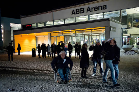 Publiken lämnar arenan sedan matchen brutits pga dålig is