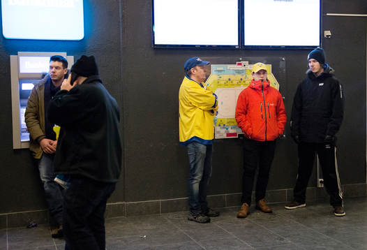 Publiken lämnar arenan sedan matchen brutits pga dålig is