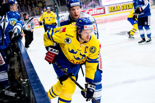 Sveriges Staffan Kronwall och Finlands Ossi Louhivaara i en