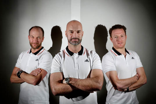 FIFA-domare Stefan Johannesson i mitten med sina