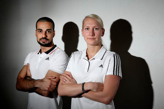 FIFA-domare Mohammed Al-Hakim och Tess Pettersson