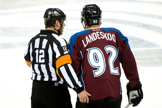 Colorados Gabriel Landeskog pratar med domaren