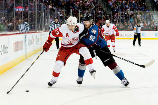 Detroits Pavel Datsyuk får sig en tryckare av Colorados