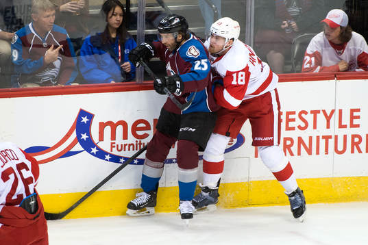 Colorados Maxime Talbot får en tackling av Detroits Joakim