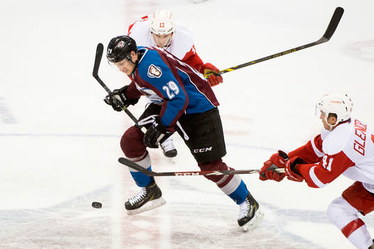 Colorados Nathan MacKinnon tar sig förbi Detroits Patvel