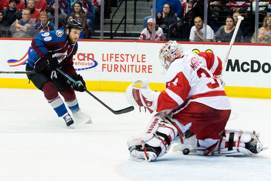 Colorados Ryan O'Reilly skjuter ett skott som Detroits