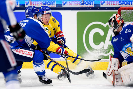 Sveriges Andreas Engqvist och Finlands målvakt Juuse Saros