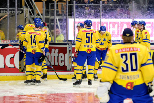 Spelarna får lämna isen då isen spruckit