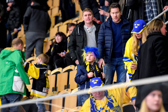 Publiken lämnar arenan sedan matchen brutits pga dålig is