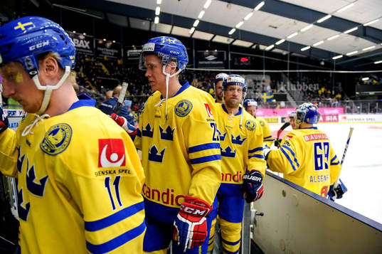 spelarna lämnar isen sedan matchen brutits pga dålig is