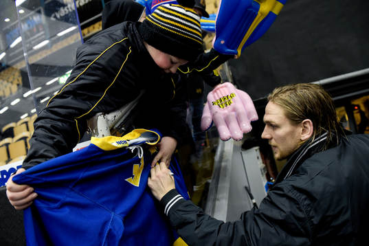 Sveriges Tom Wandell skriver autografer