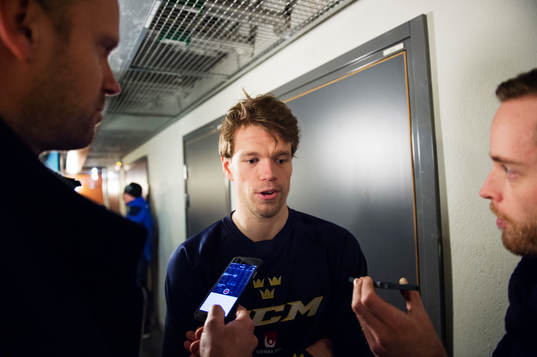 Sveriges Nicklas Danielsson blir intervjuad av media