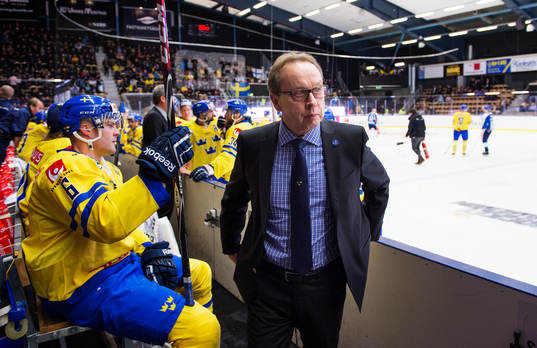 Sveriges förbundskapten Pär Mårts lämnar planen när