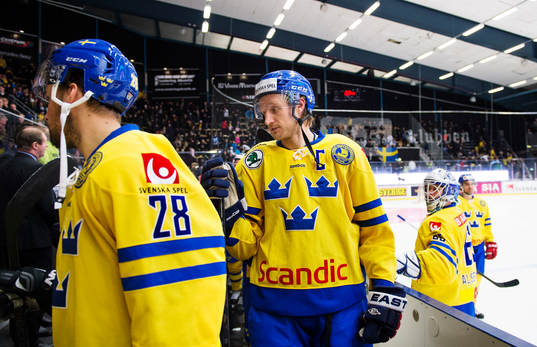 Sveriges Dick Axelsson och Staffan Kronwall lämnar isen