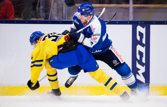 Sveriges Oskar Sundqvist stoppas av Finlands Janne