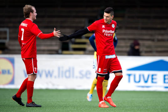 Utsiktens Joakim Edström och Luka Mijaljevic jublar