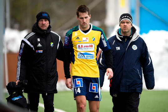 Ljungskiles Gabriel Altemark-Vanneryr leds skadad av planen