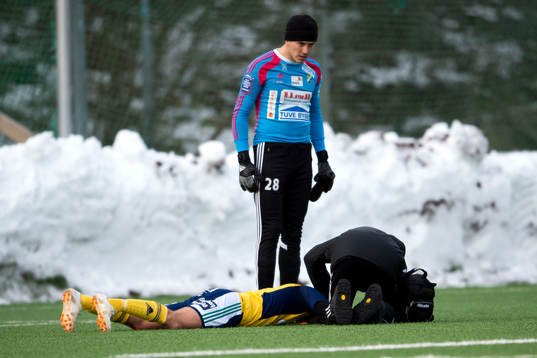 Ljungskiles Gabriel Altemark-Vanneryr ligger skadad på