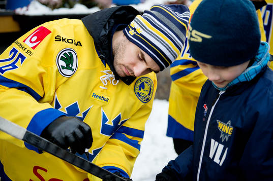Martin Johansson skriver autografer