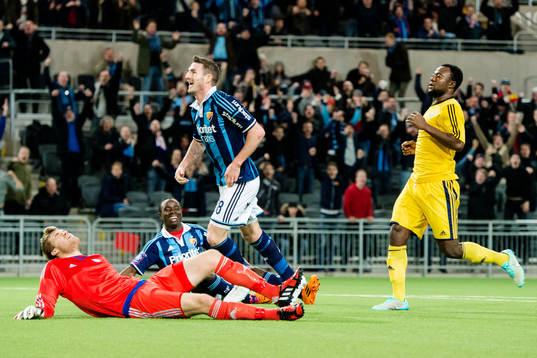Djurgårdens James Keene och Sam Johnson jublar
