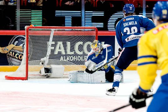 Sveriges Nicklas Danielsson (ej i bild) gör 2-1