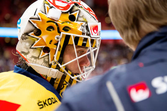 Sveriges målvakt Markus Svensson byts ut