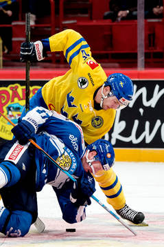 Sveriges Mattias Sjögren och Finlands Petri Kontiola i en