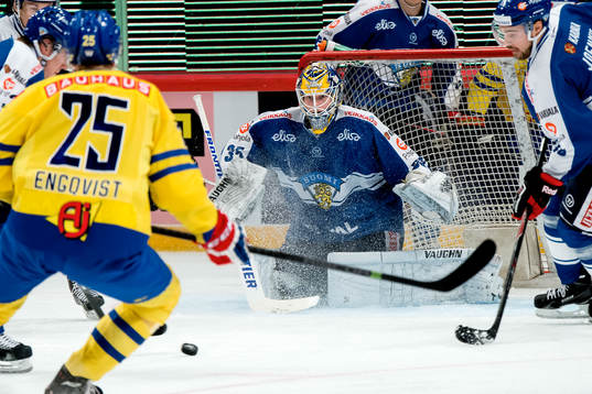 Sveriges Andreas Engqvist oroar framför Finlands målvakt